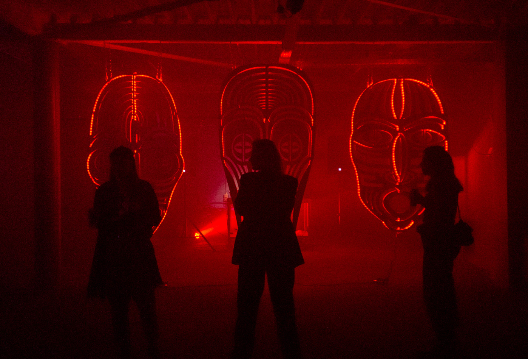 MARKITDOWN ruimte met rood licht en drie mensen in het midden