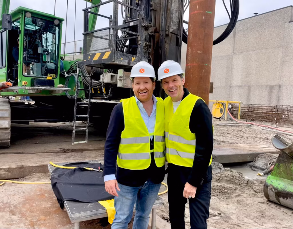 Prestigieus paalmoment 'stapelgekke' pionier Duncan Stutterheim: ‘20 miljoen in Makerstoren!’ IAN GRAY & Duncan Stutterheim, eerste paalmoment Makerstoren