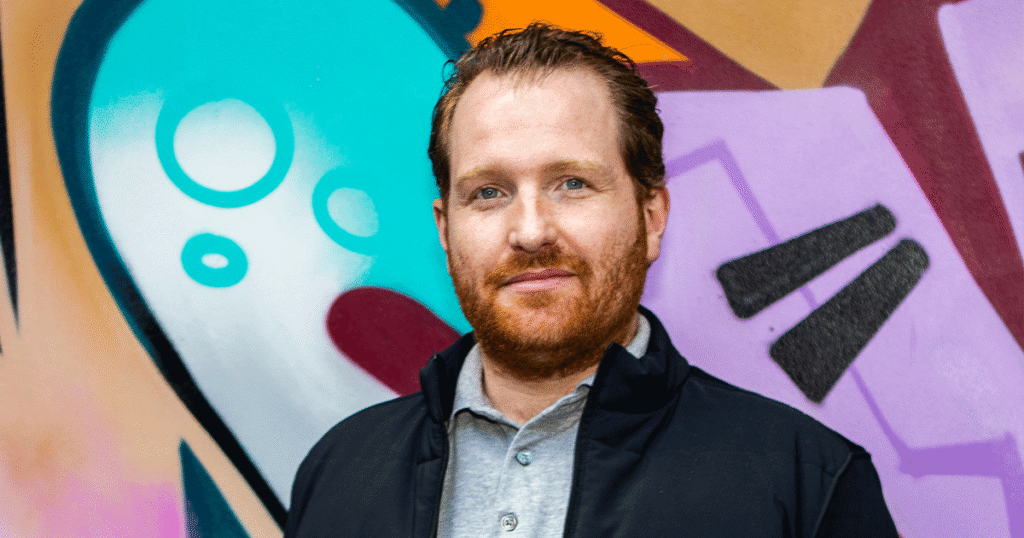 Ian Gray, mede-oprichter van de Makerstoren, voor een graffitiwand – creatieve werkplek en atelierruimte in Amsterdam Sloterdijk