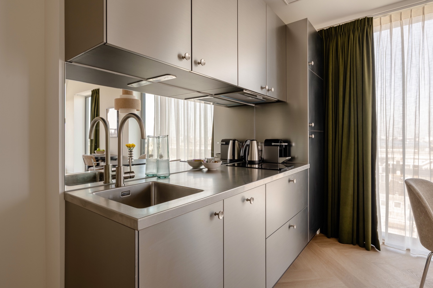 Privékeuken met spoelbak en waterkoker in de Superior Studio with Balcony, met zicht op de balkondeur