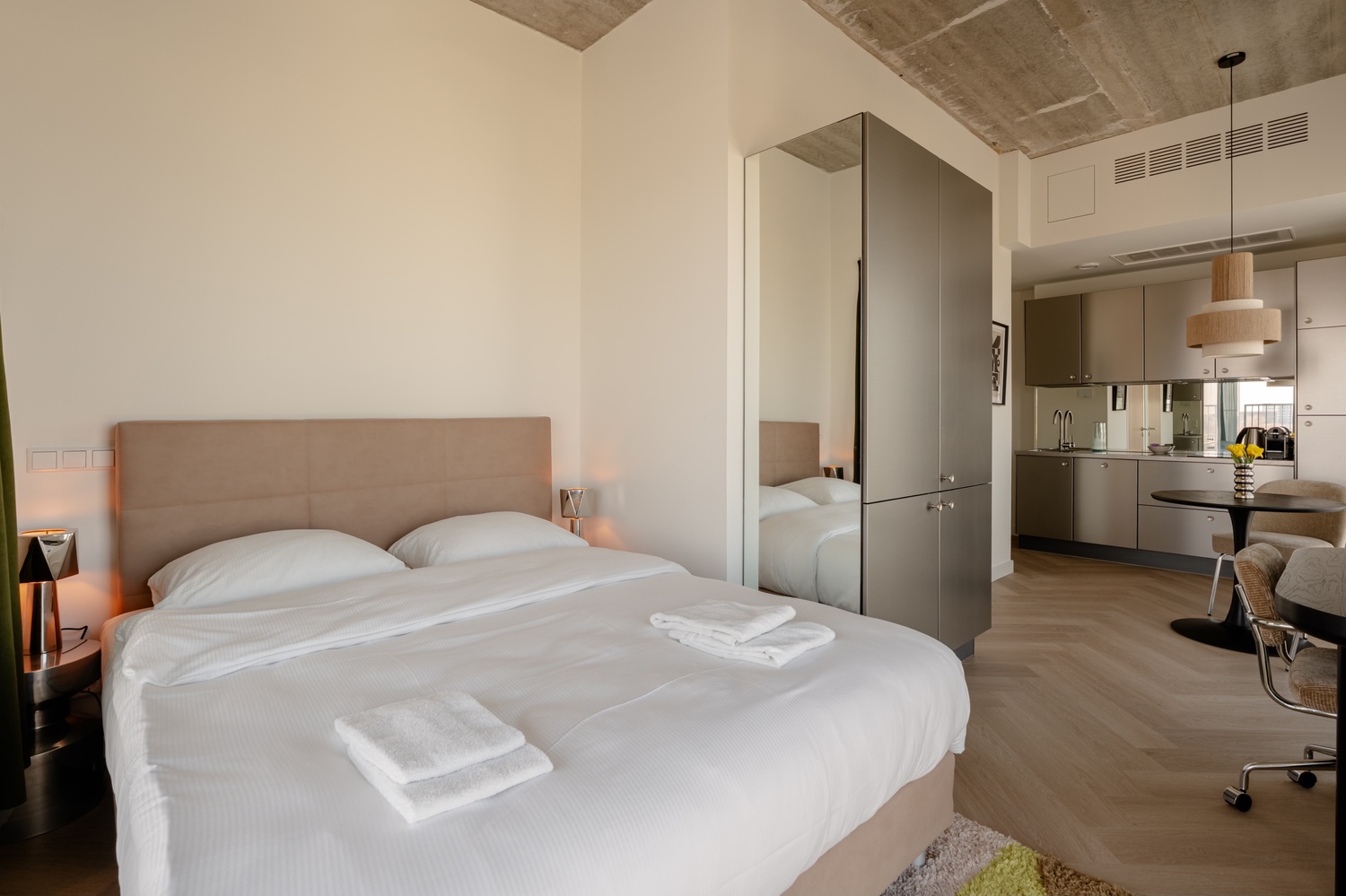 Superior Studio with Balcony in Makerstoren met bed, garderobekast, keuken en eethoek
