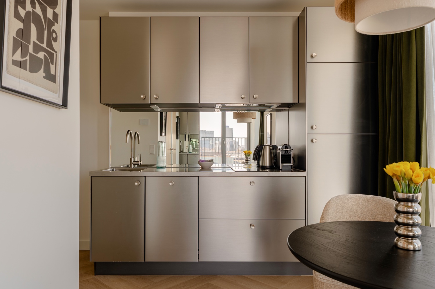 Privékeuken met eethoek in de Superior Studio with Balcony van Makerstoren
