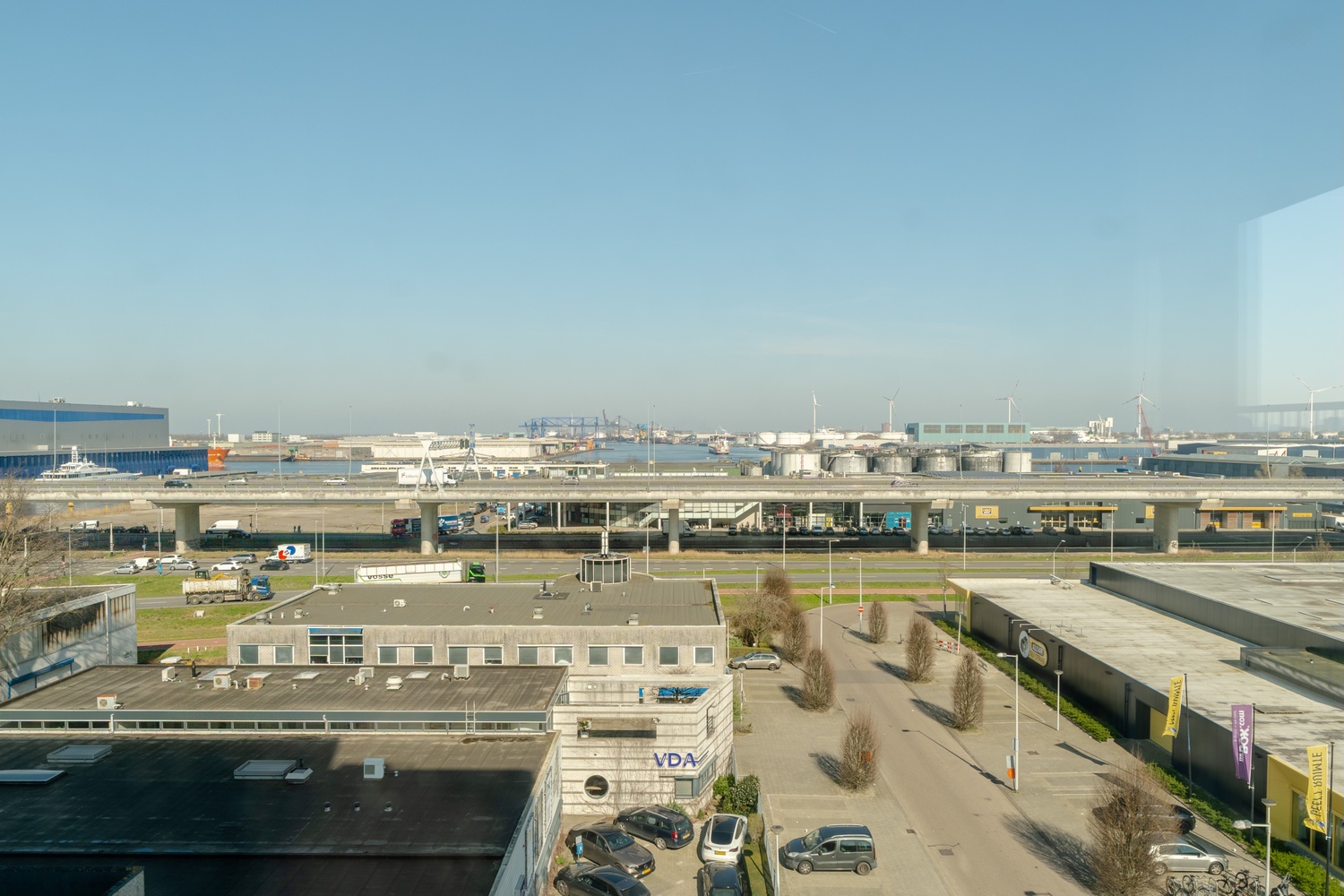 Panoramisch uitzicht over de haven van Amsterdam vanuit de Superior Studio with Balcony in Makerstoren