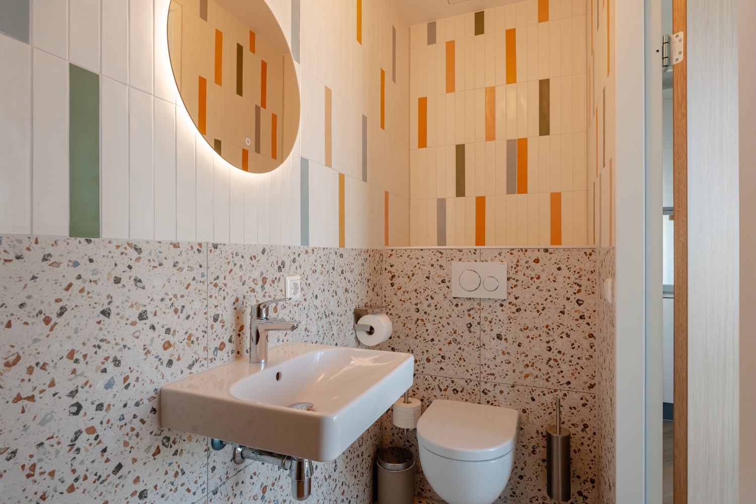 En-suite badkamer met toilet en wastafel in de Superior Studio with Balcony van Makerstoren