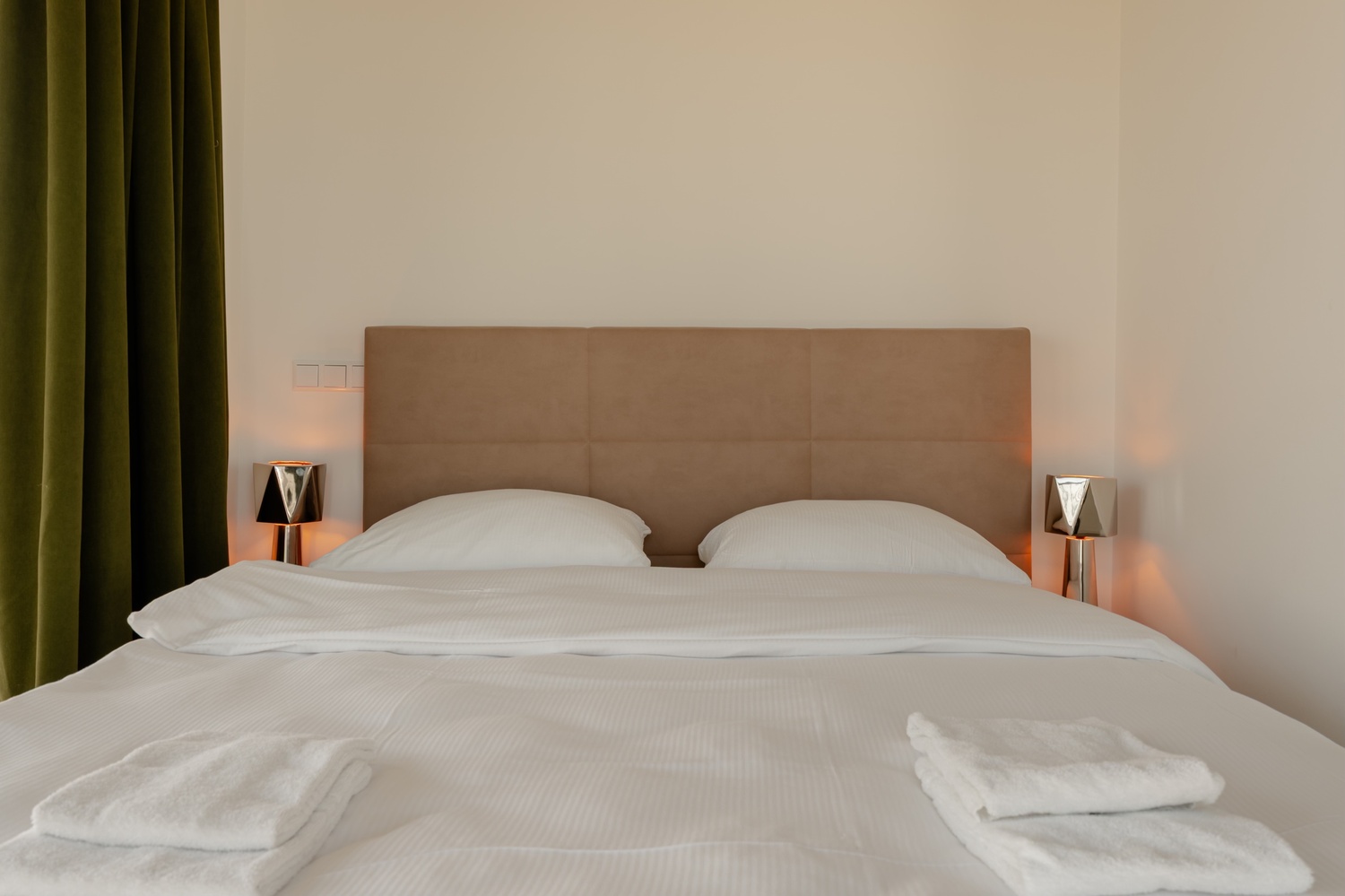 Queensize bed met verse handdoeken in de Superior Studio with Balcony van Makerstoren