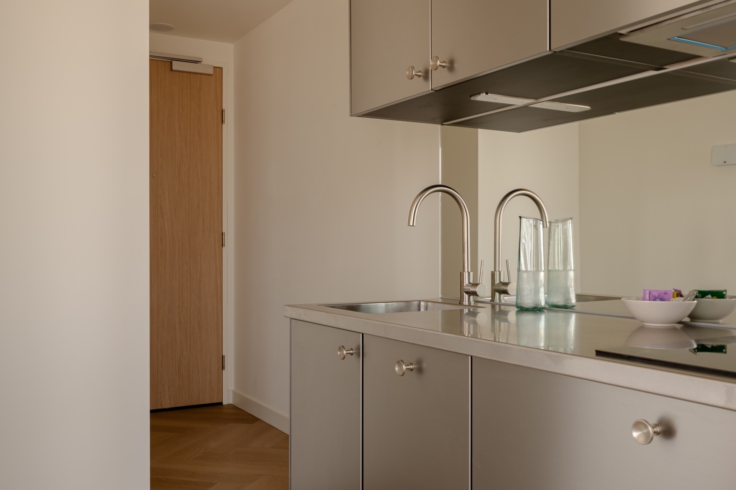 Privékeuken met spoelbak bij de hal in de Superior Studio with Balcony, Makerstoren