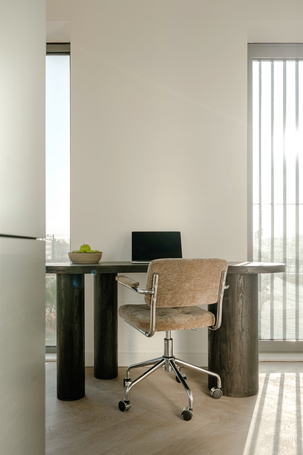 Bureau met werkplek in de Executive Studio City View van Makerstoren