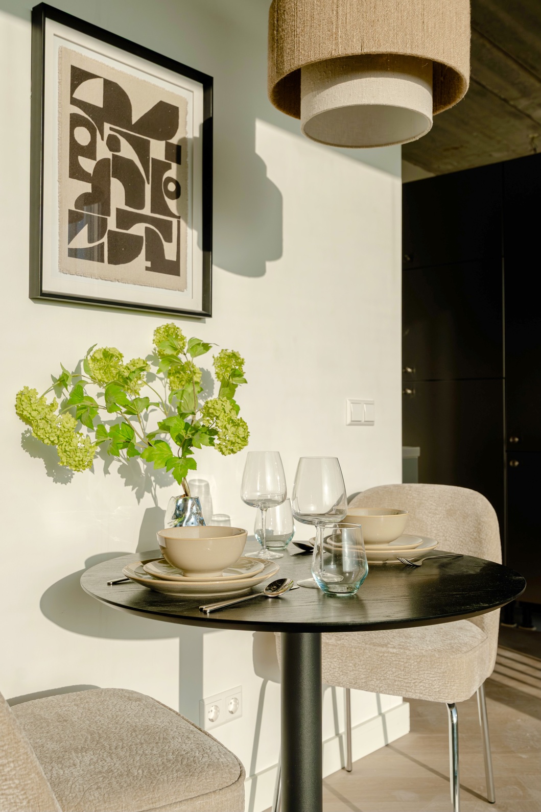 Gedekte eettafel in de Executive Studio City View van Makerstoren