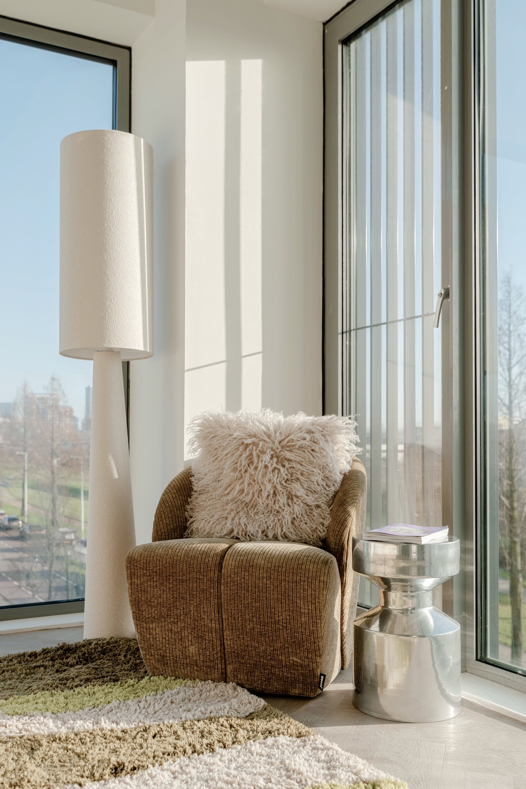 Fauteuil met vloerlamp in de loungehoek van de Executive Studio City View, Makerstoren