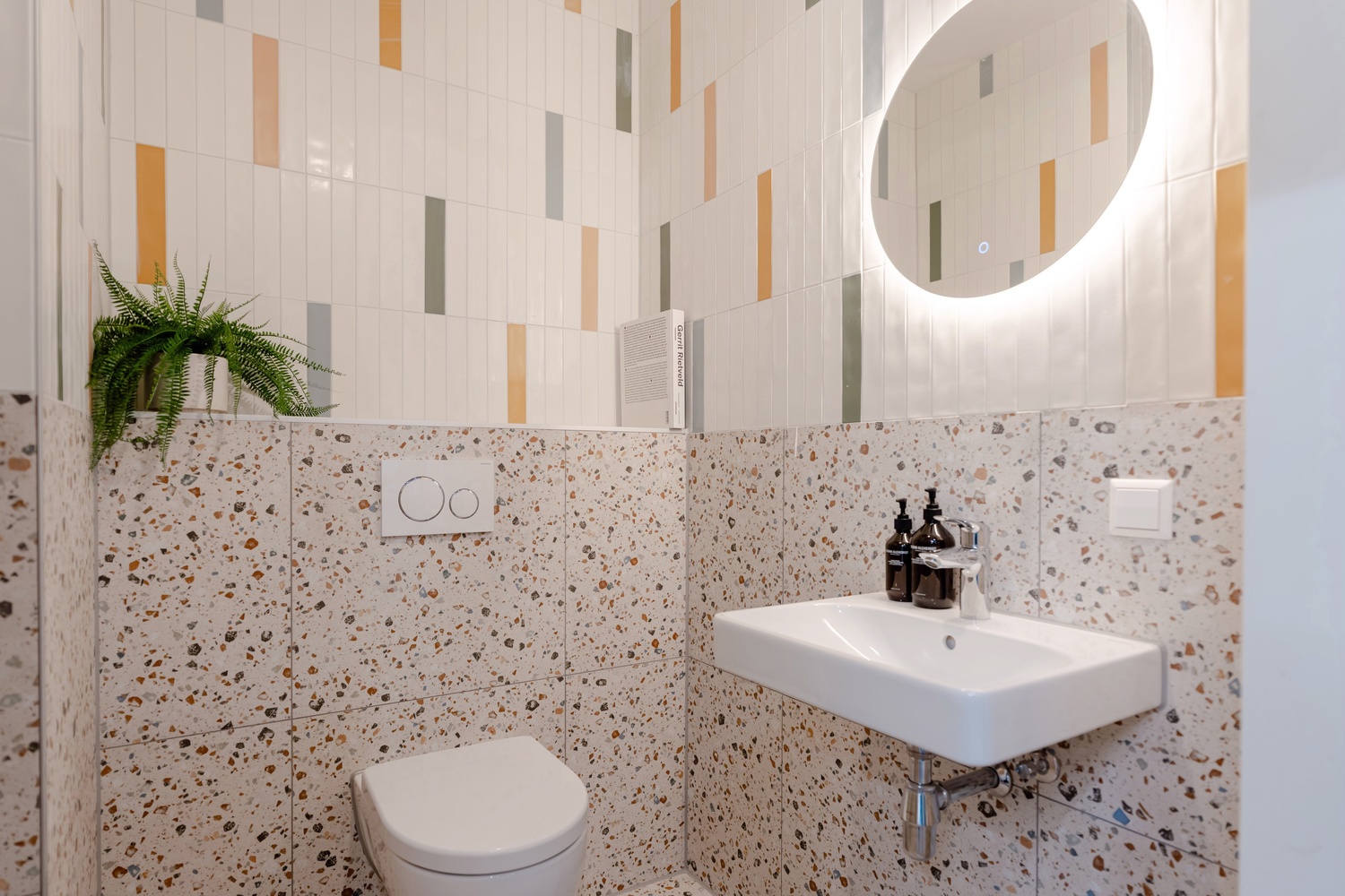 En-suite badkamer met toilet en wastafel in de Superior Studio van Makerstoren