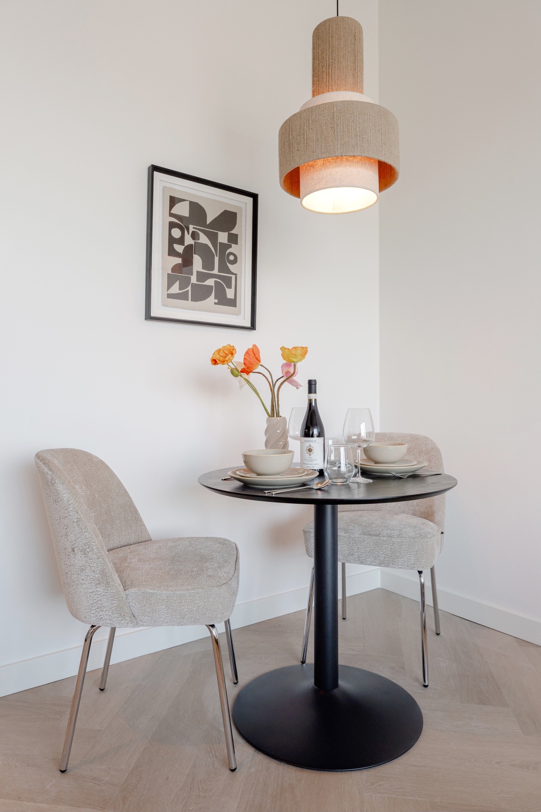 Eethoek met ronde tafel en twee stoelen in de Superior Studio van Makerstoren