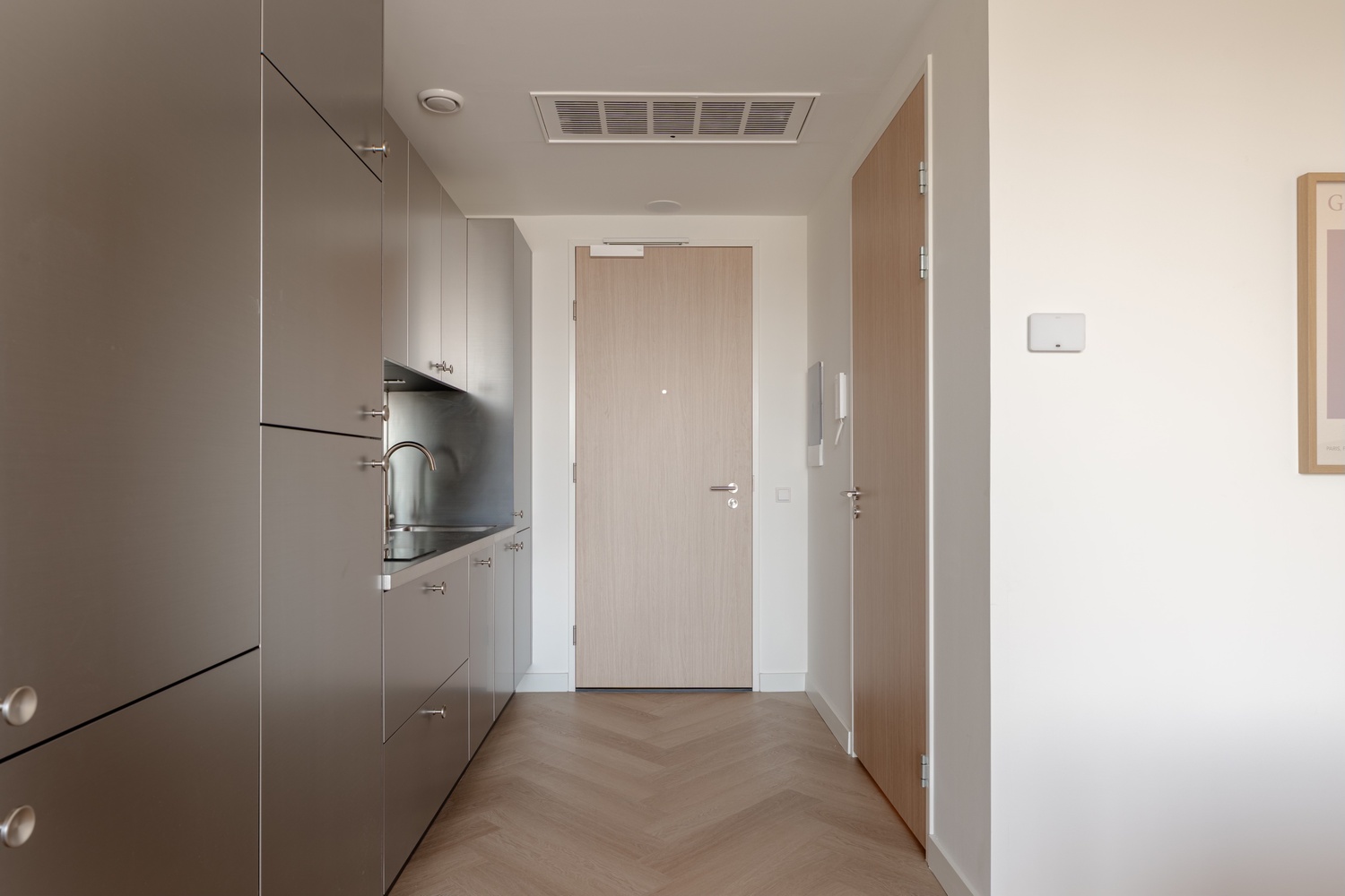 Hal met voordeur en zicht op de keuken in de Standard Studio with Balcony van Makerstoren