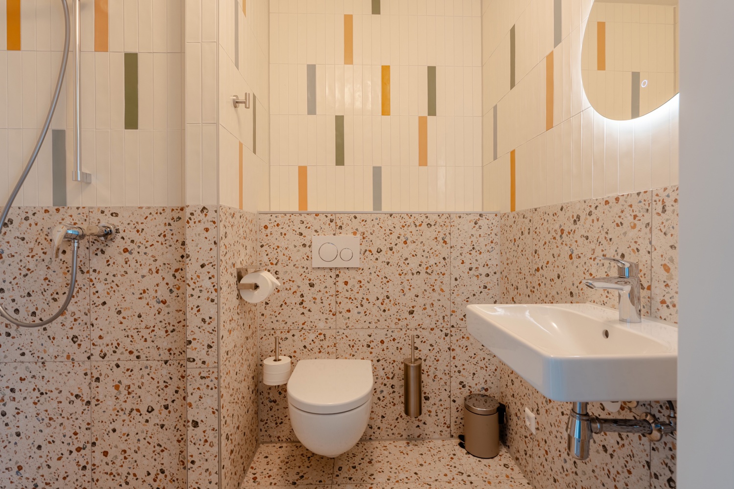 En-suite badkamer met toilet en wastafel in de Standard Studio with Balcony van Makerstoren