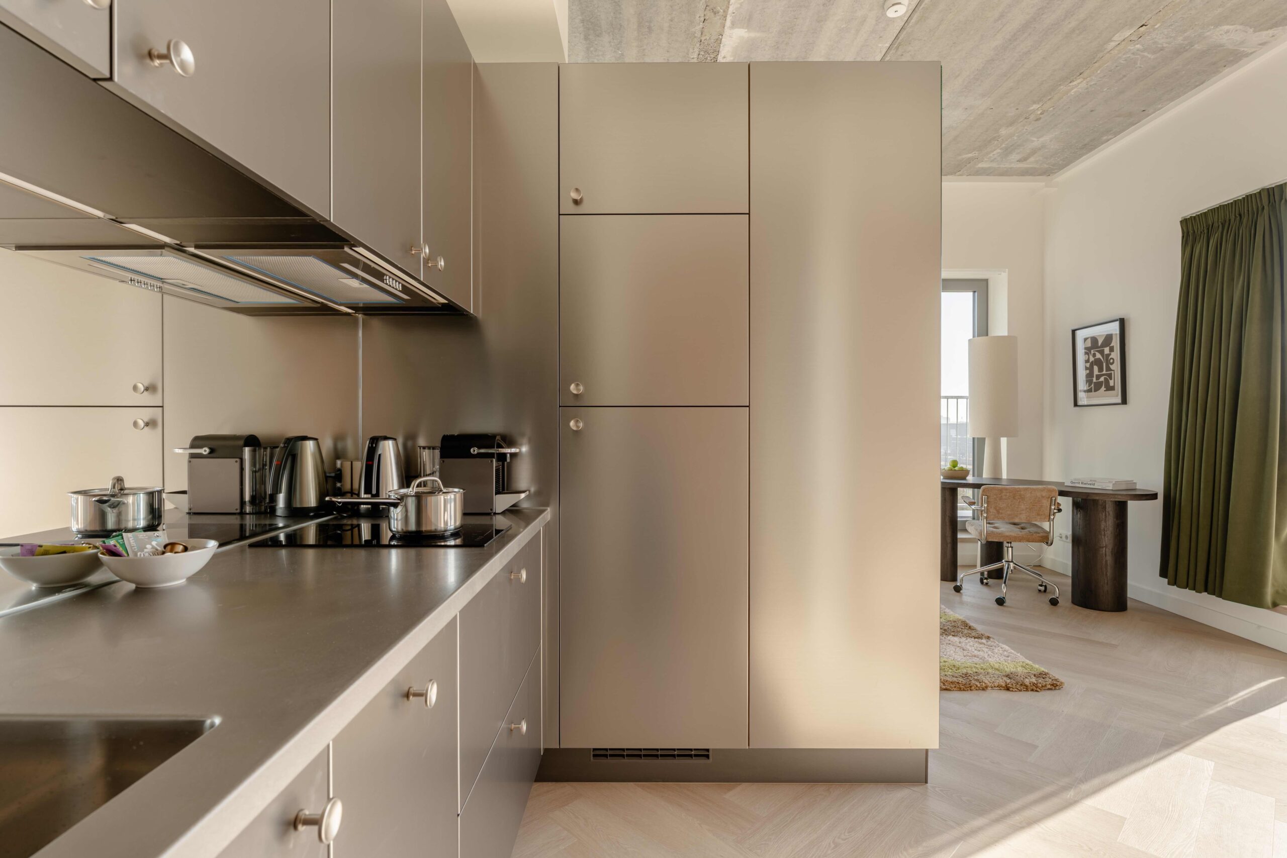 Open keuken met zicht op werkhoek in short-stay appartement Amsterdam Executive Corner