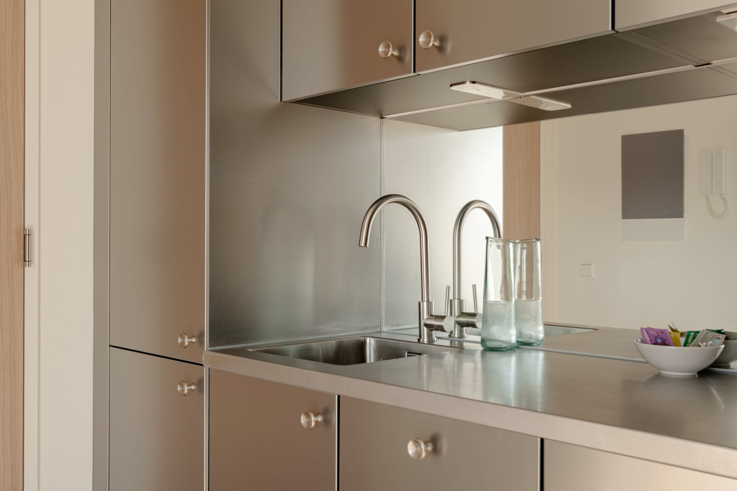 Roestvrijstalen keukenhoek met spoelbak en karaffen in short-stay appartement Amsterdam Executive Corner