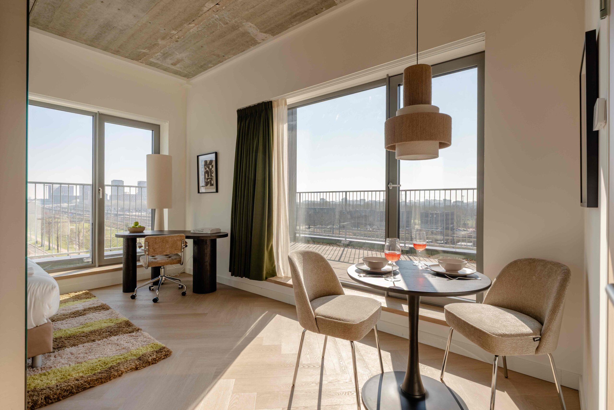 Open woonruimte short-stay appartement Amsterdam – Executive Corner met slaapkamer, werkplek en eethoek