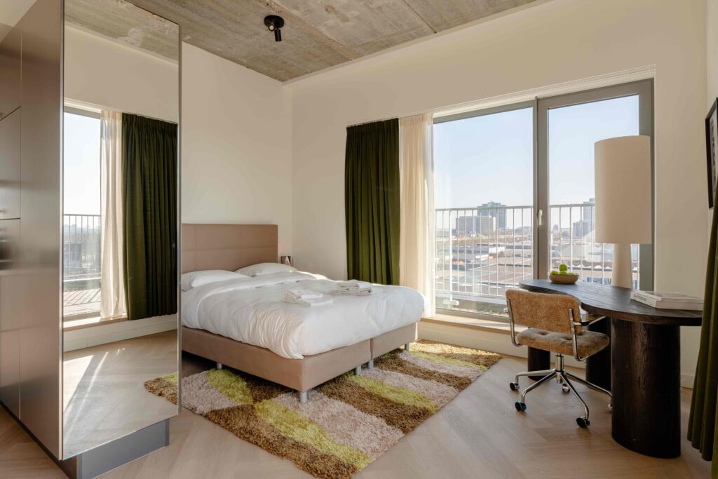 Homepage Slaapkamer met passpiegel short-stay appartement Amsterdam – Executive Corner