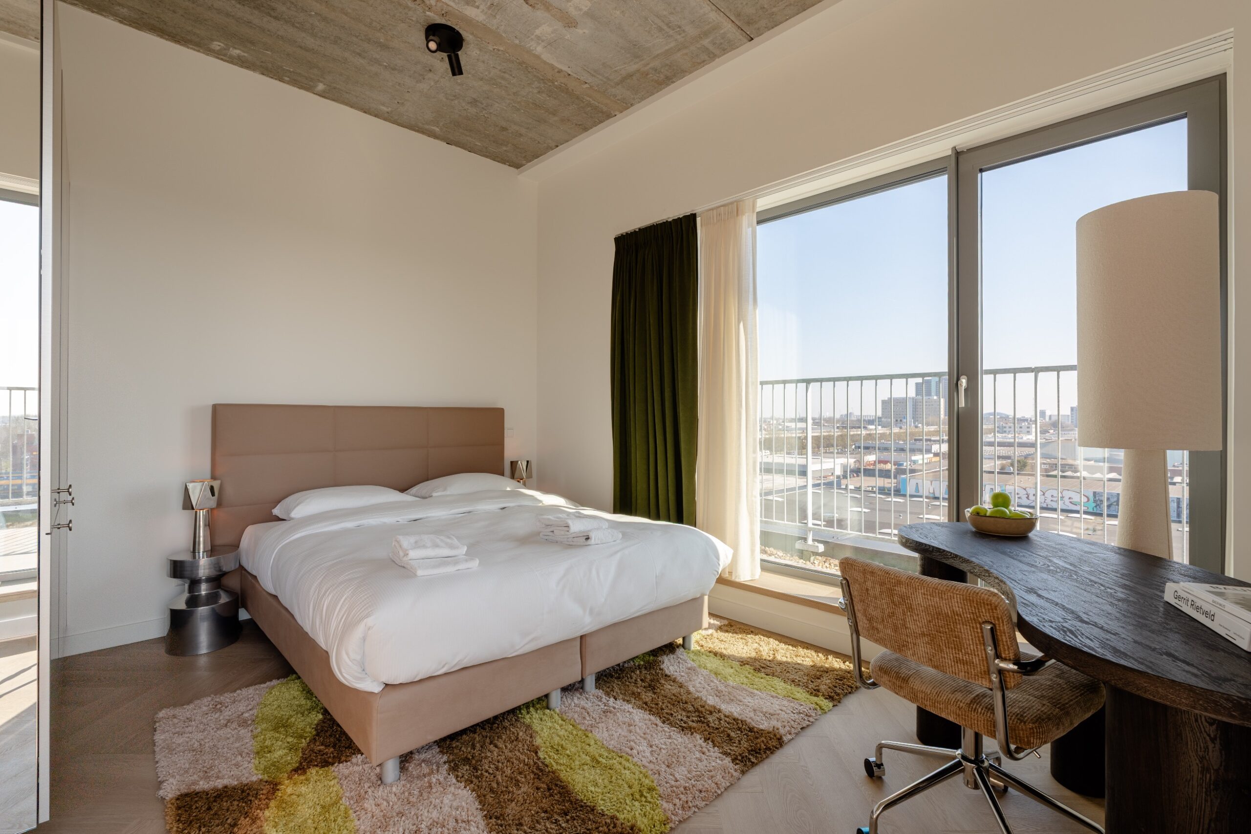 Complete slaapkamer short-stay appartement Amsterdam – Executive Corner met bed, kleed en werkhoek