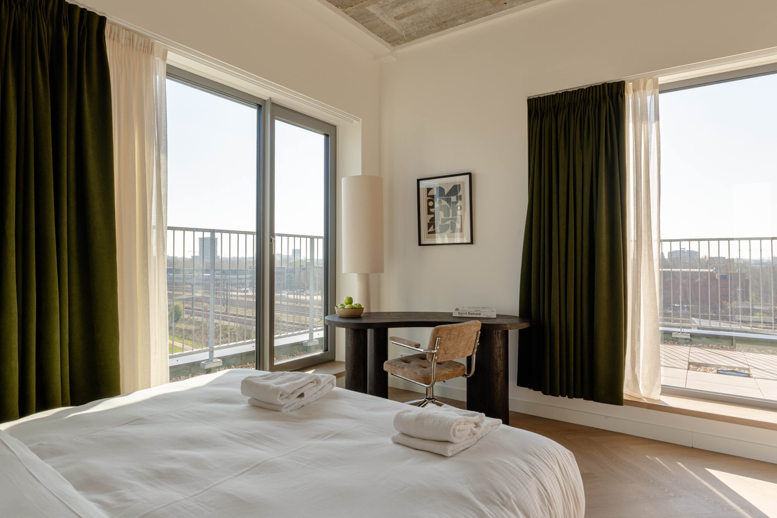 Hoekslaapkamer short-stay appartement Amsterdam – Executive Corner met twee ramen en werktafel