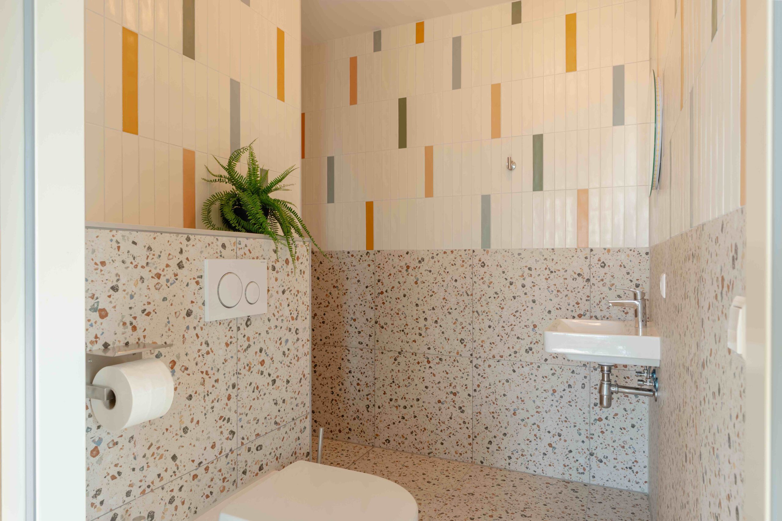 Wastafel en toilet short-stay appartement Amsterdam – Executive Corner badkamer met terrazzo en spiegel