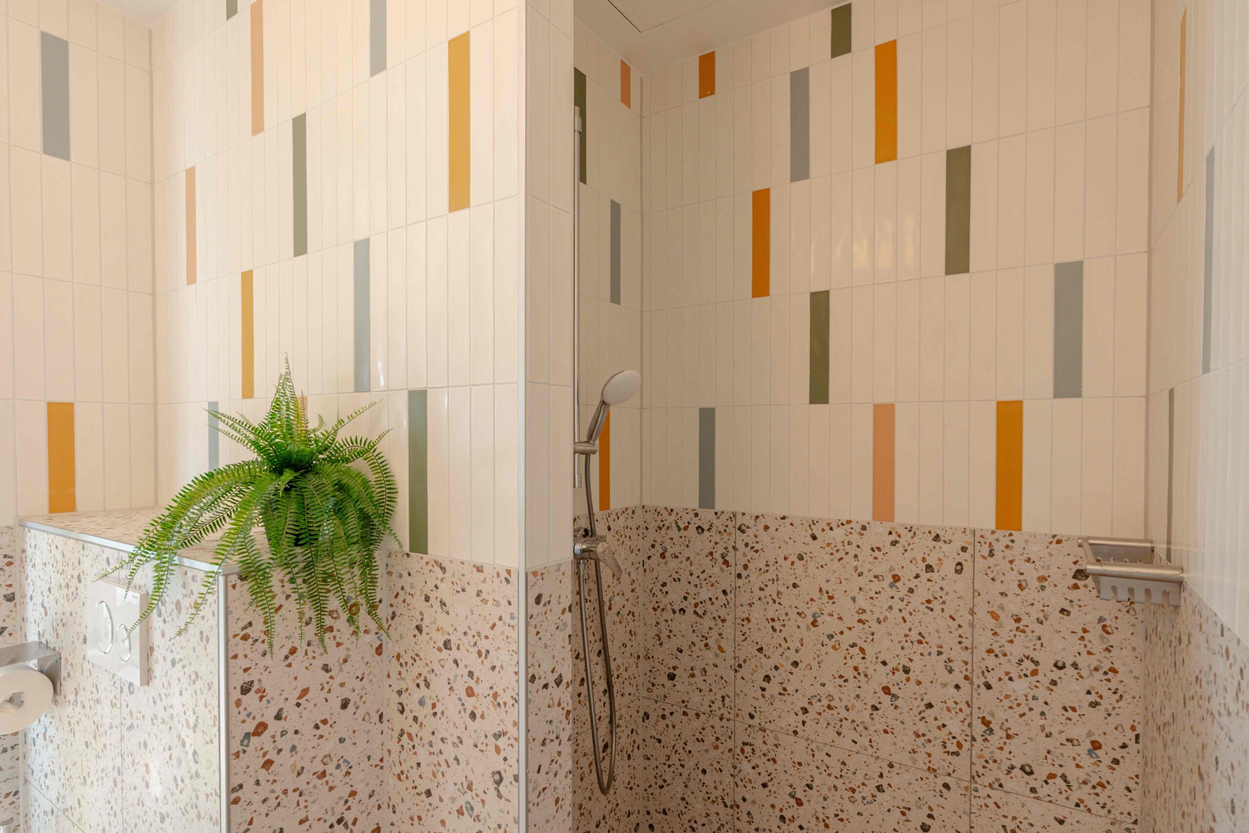 Inloopdouche short-stay appartement Amsterdam – Executive Corner met terrazzo tegels en kleurrijke wandtegels