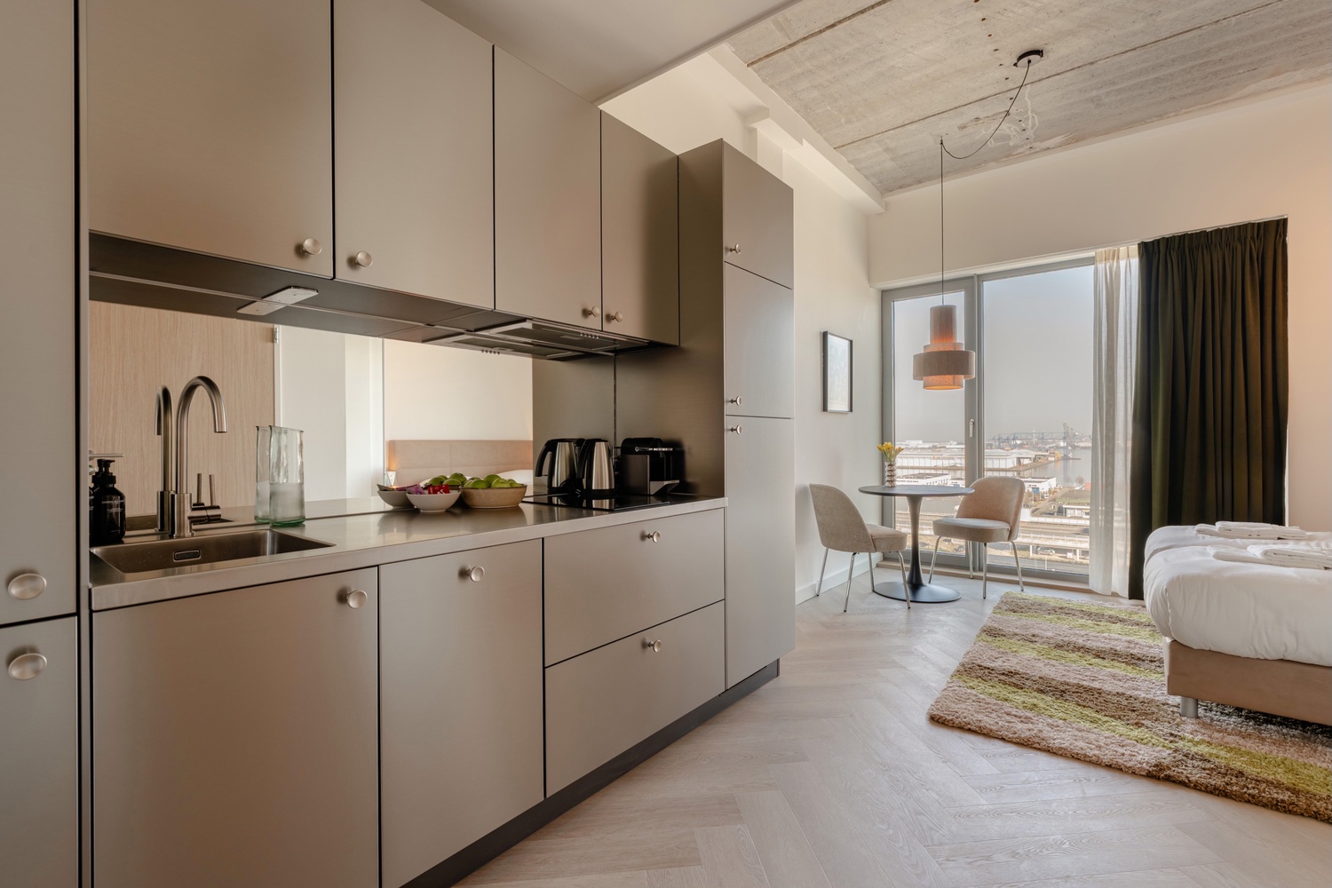 Woonkamer met eethoek in Makerstoren appartement