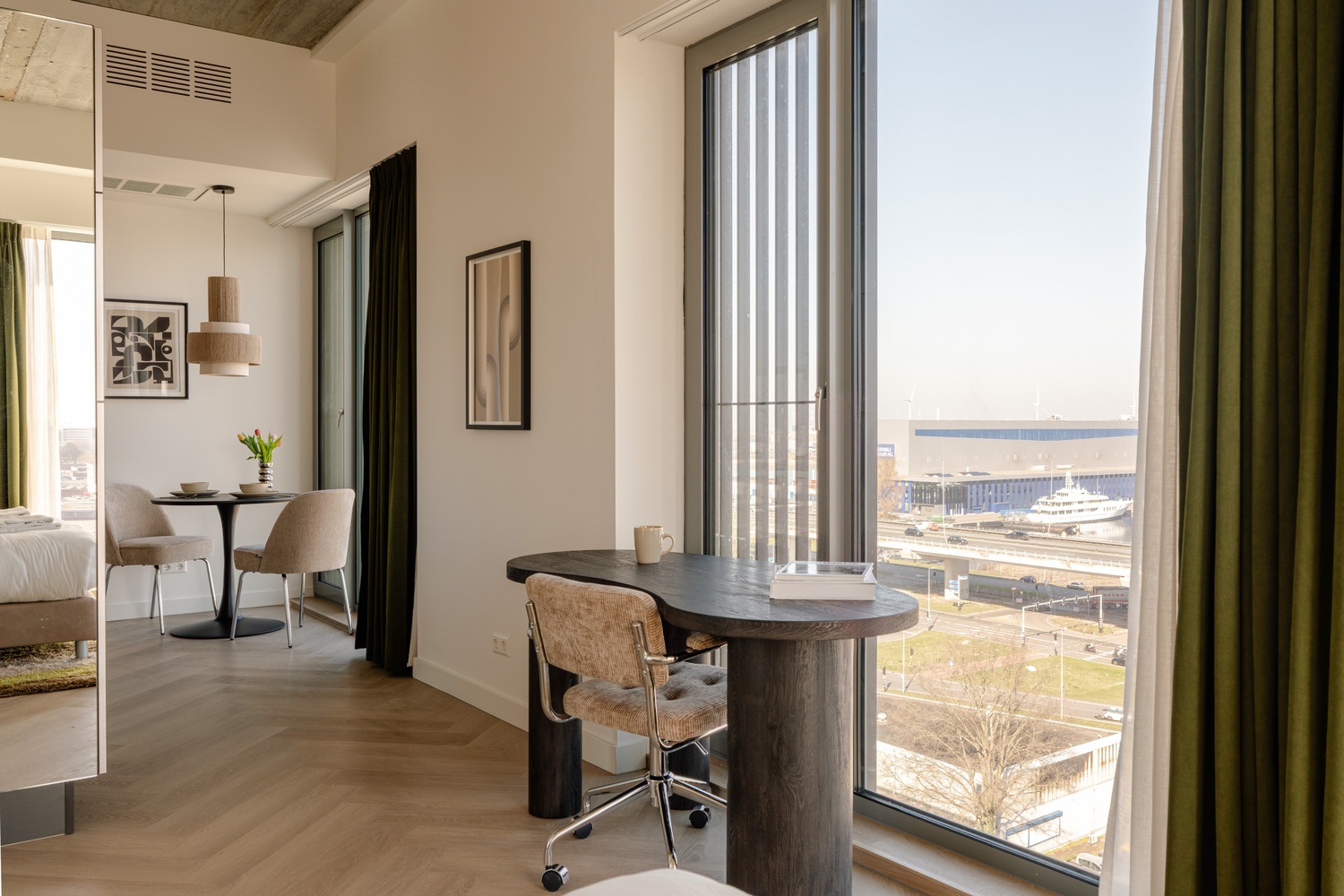 Werkplek en eethoek in Makerstoren shortstay appartement