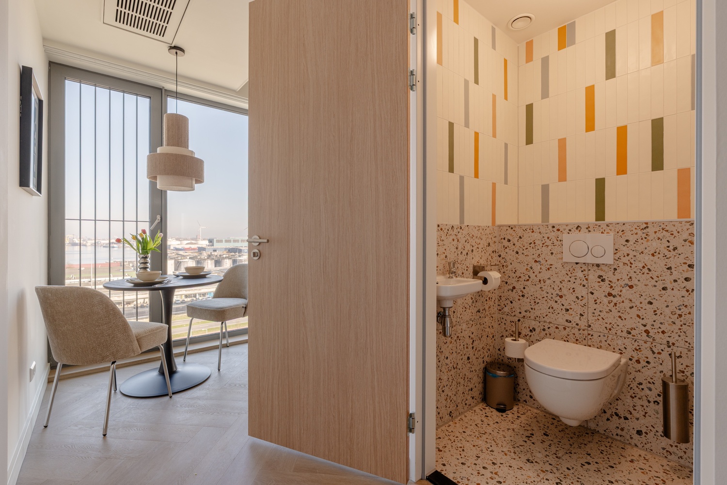 Woonkamer met eethoek in Makerstoren appartement
